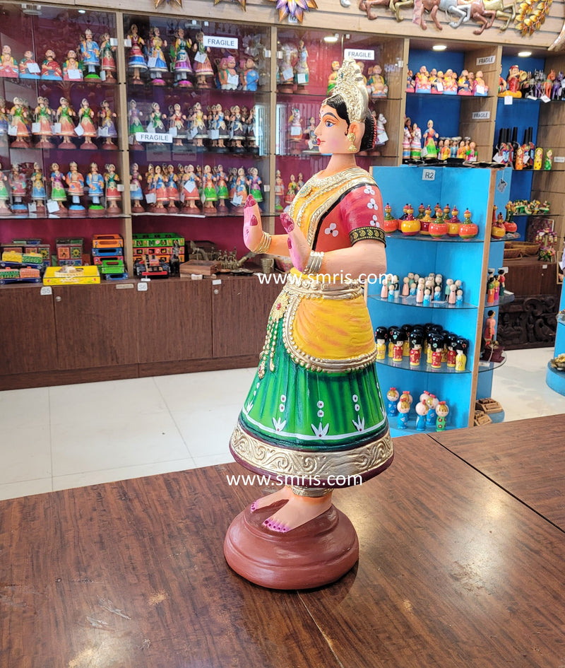 Tanjore dolls Thanjavur Thalayatti Bommai Dancing Rani Doll Golu doll ...